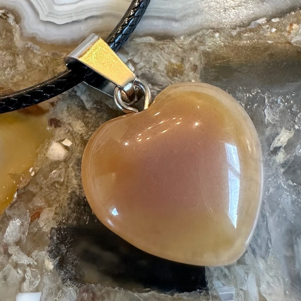 3084 Chic Polished Stone Heart Pendant Necklace